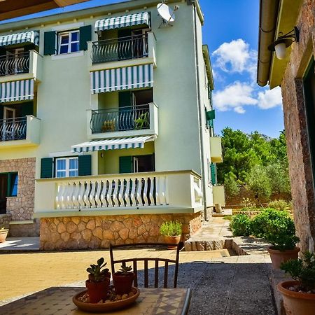 In Olive Garden Apartment Стариград-Пакленица Екстериор снимка