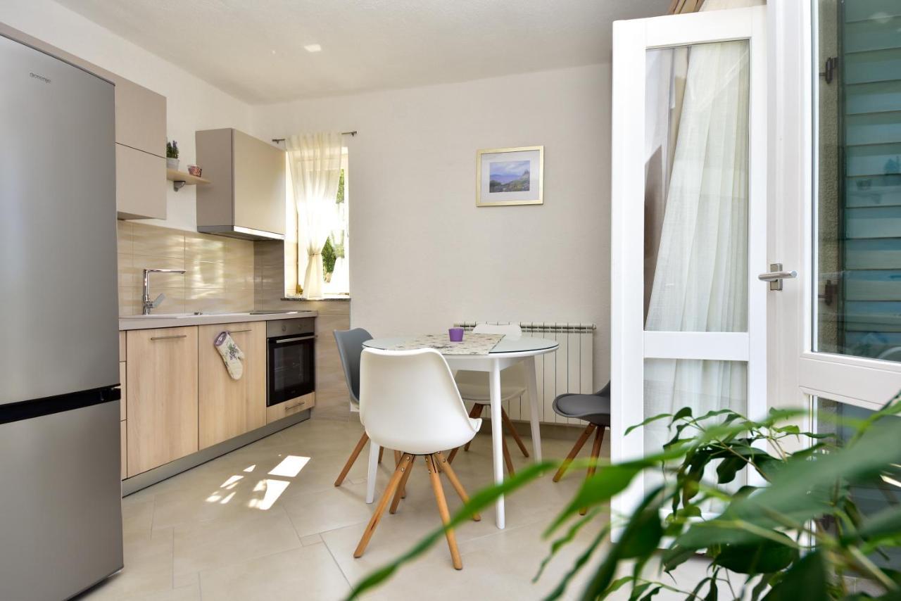 In Olive Garden Apartment Стариград-Пакленица Екстериор снимка