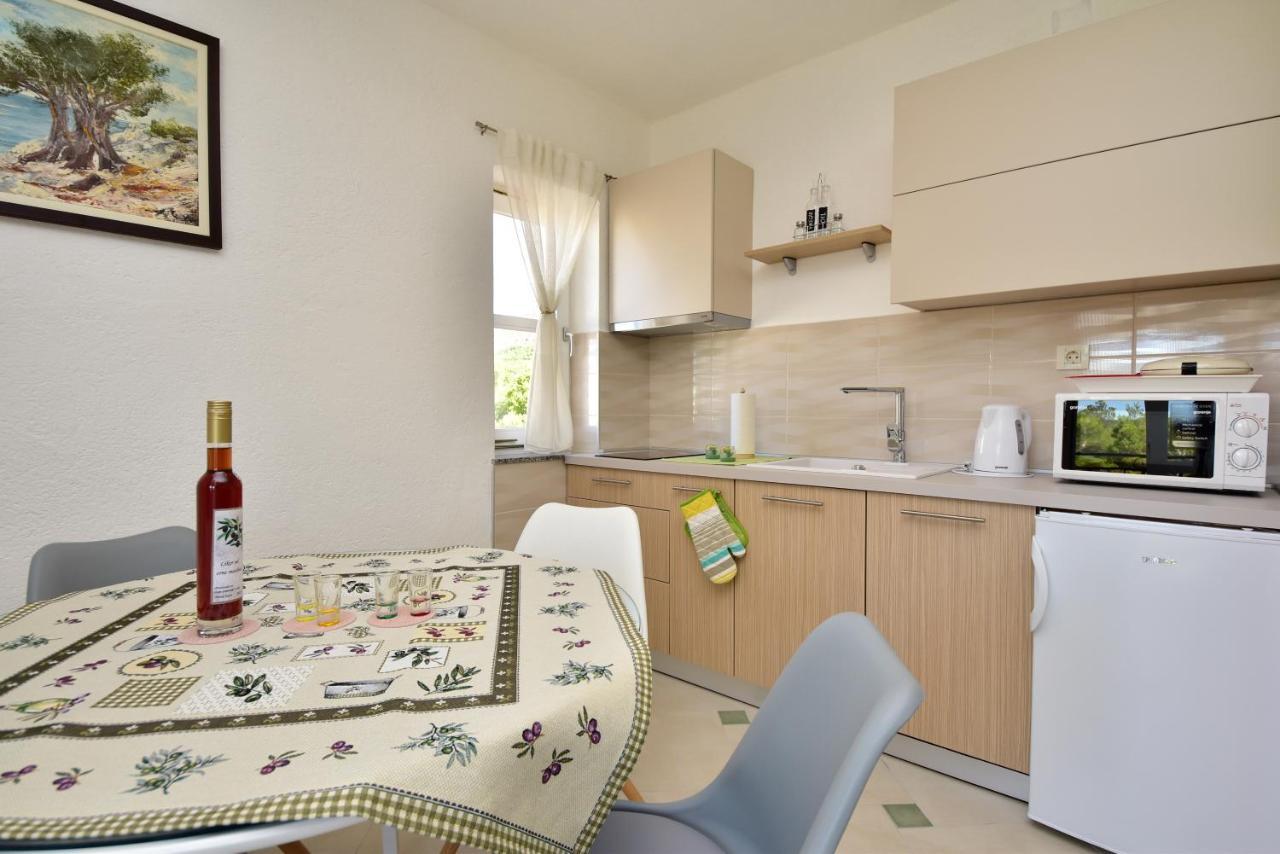 In Olive Garden Apartment Стариград-Пакленица Екстериор снимка