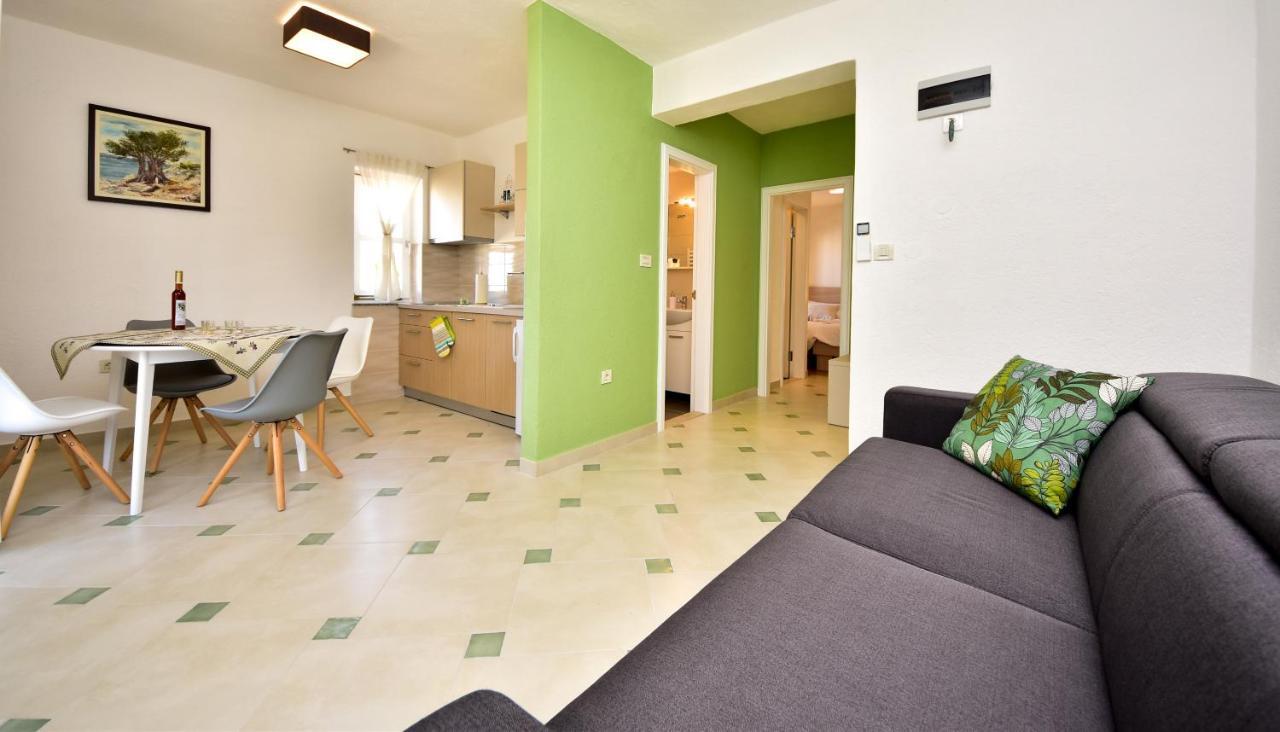 In Olive Garden Apartment Стариград-Пакленица Екстериор снимка