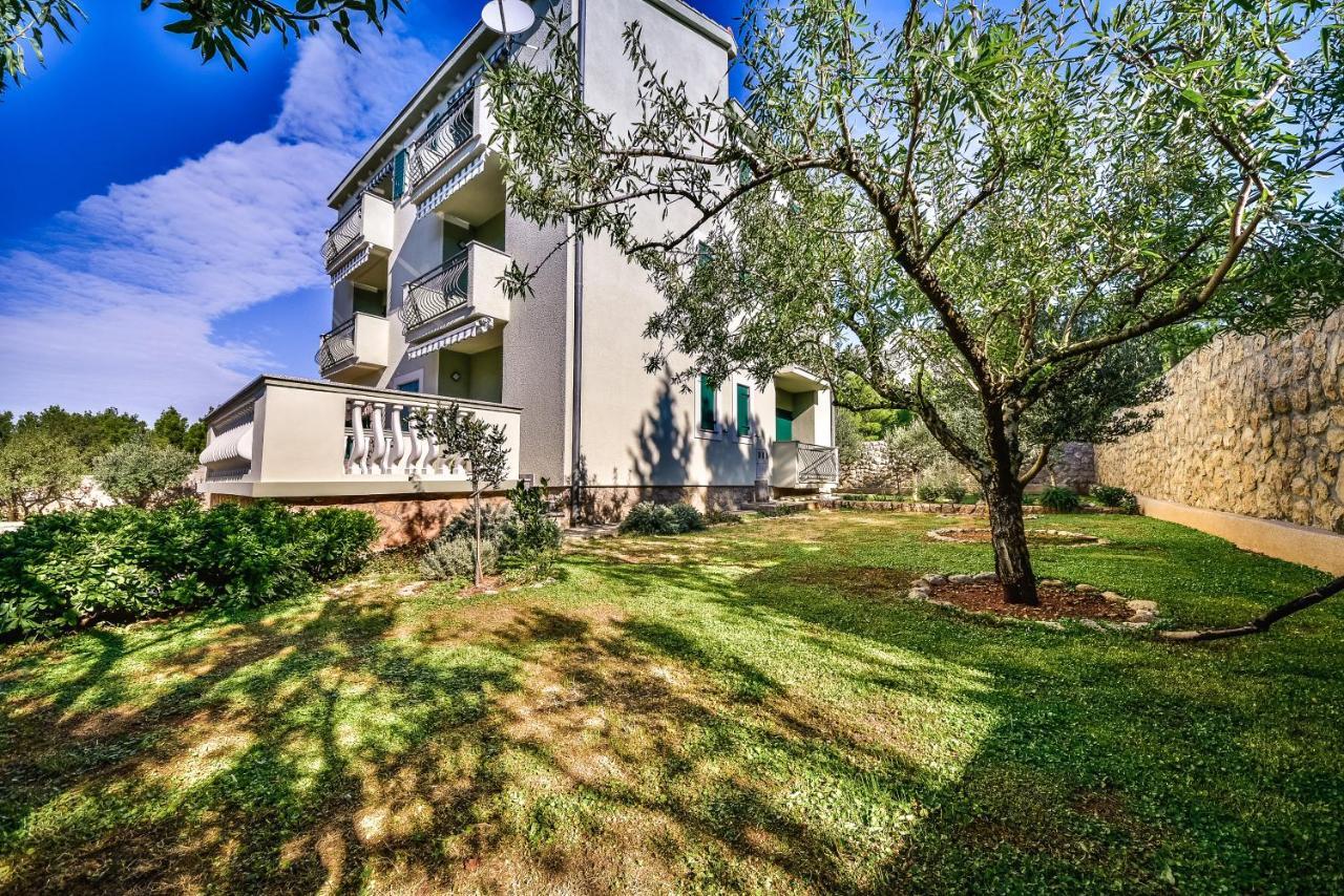 In Olive Garden Apartment Стариград-Пакленица Екстериор снимка